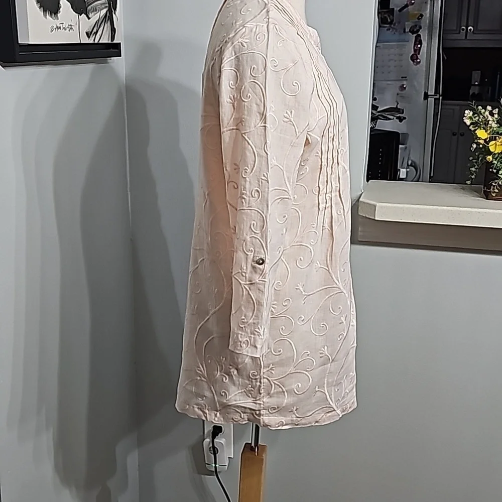 St. Tropez women's light pink top. Embrodery.V neck with three buttons.‎